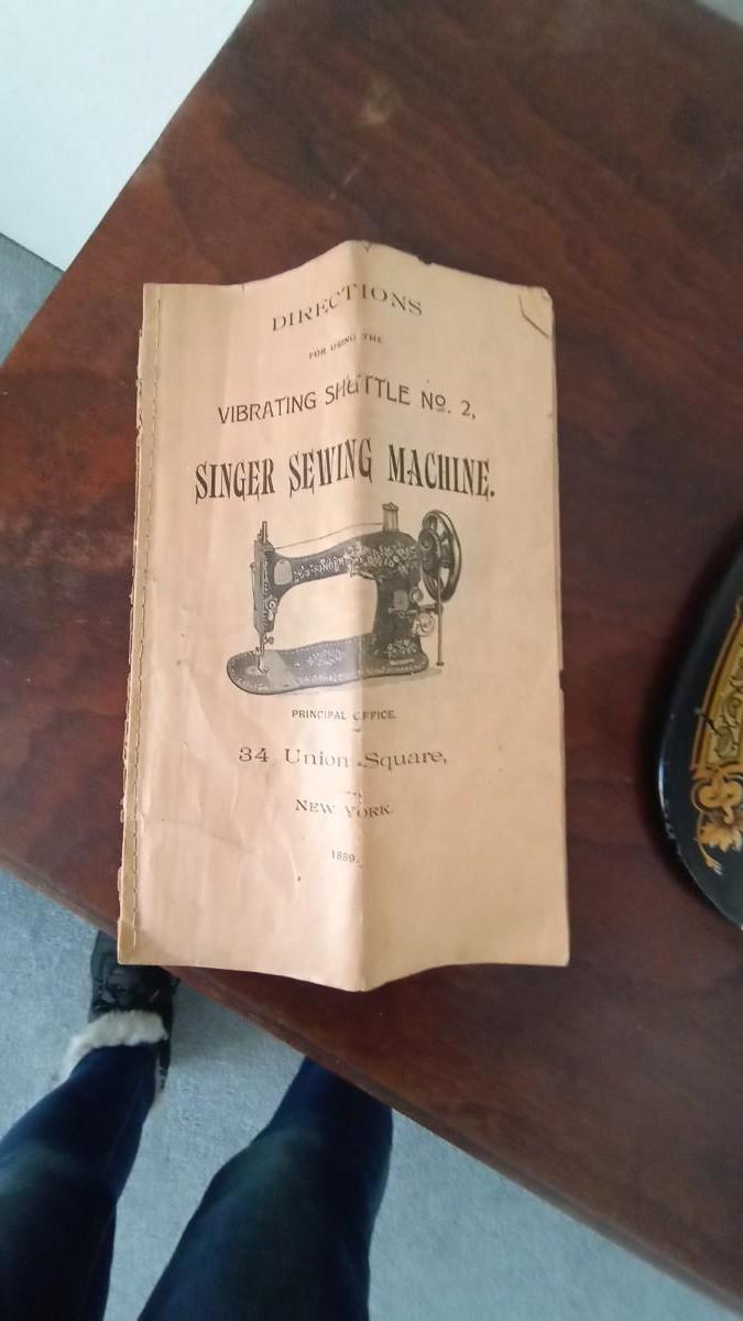 ANTIQUE SINGER SEWING MACHINE VIBRATING SHUTTLE 2