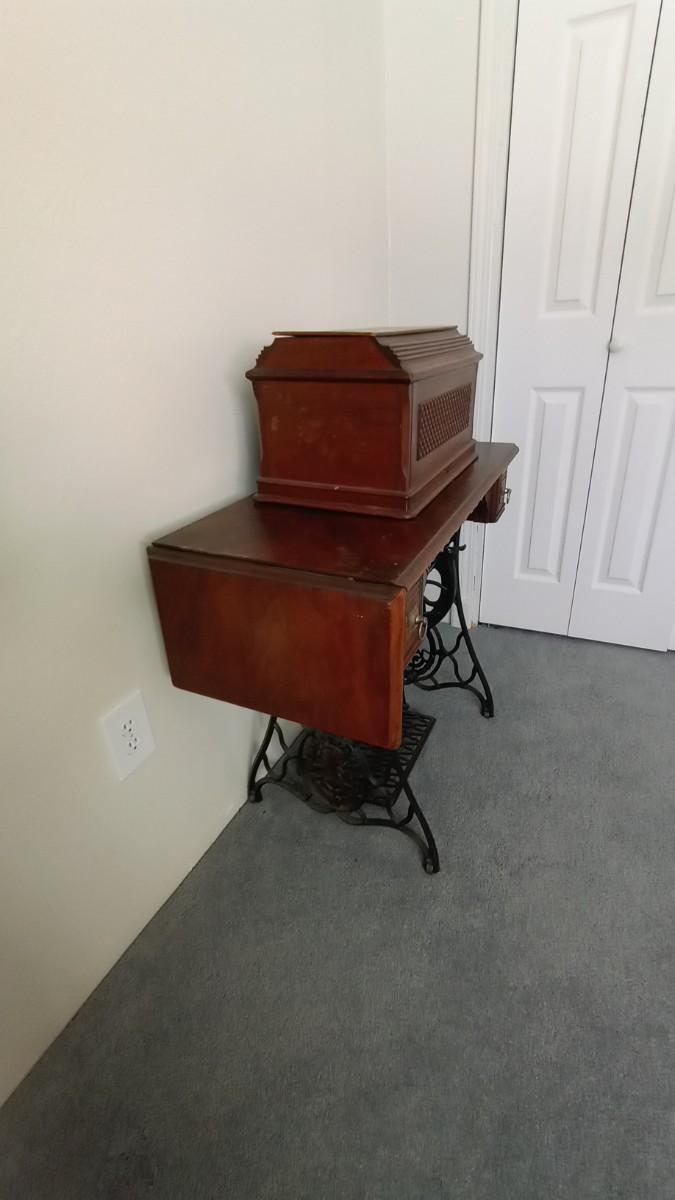 ANTIQUE SINGER SEWING MACHINE VIBRATING SHUTTLE 2