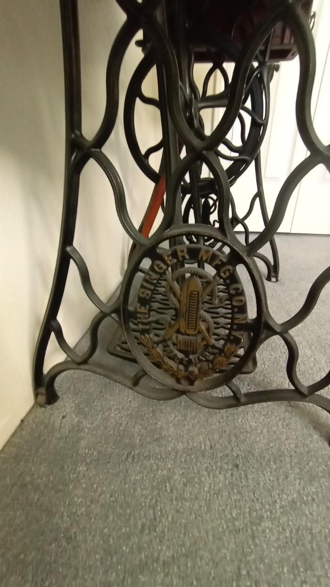 ANTIQUE SINGER SEWING MACHINE VIBRATING SHUTTLE 2