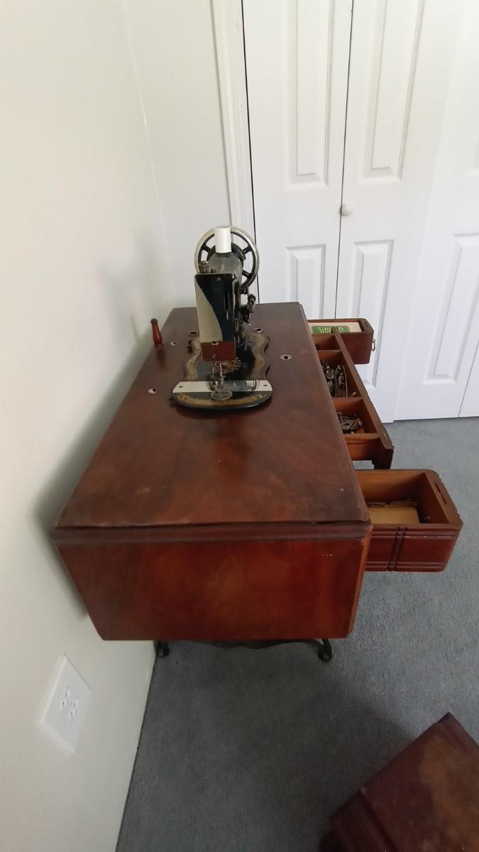 ANTIQUE SINGER SEWING MACHINE VIBRATING SHUTTLE 2