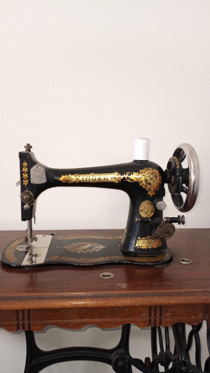 ANTIQUE SINGER SEWING MACHINE VIBRATING SHUTTLE 2