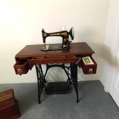 ANTIQUE SINGER SEWING MACHINE VIBRATING SHUTTLE #2 | EstateSales.org