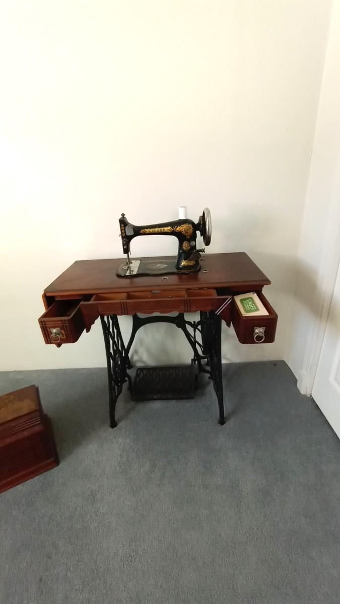 ANTIQUE SINGER SEWING MACHINE VIBRATING SHUTTLE 2
