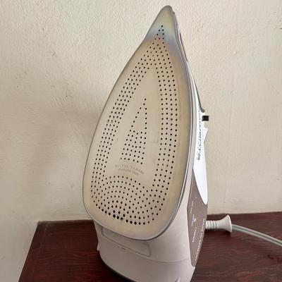 Lot 240 Rowena Focus Steam Iron Made in Germany DW5080 1700W