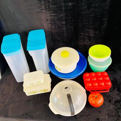 Assortment of Plastic Containers (DR-SL)