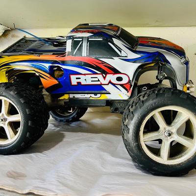 TRAXXAS RC REVO 3.3 4WD MonsterTruck (G-JM)