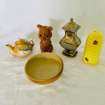 Assorted Salt and Pepper Shakers (LR-SL)