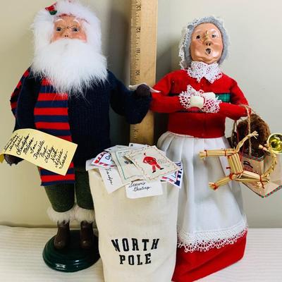 LOT 9R: Byers Choice Carolers: Mr & Mrs. Claus