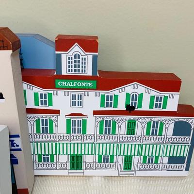 LOT:l 25R: Cats Meow Collectibles: New Jersey Beaches, New York Skyline and More