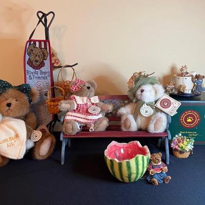 LOT 29: Boyd's Bear Collectibles