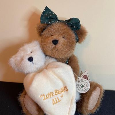 LOT 29: Boyd's Bear Collectibles