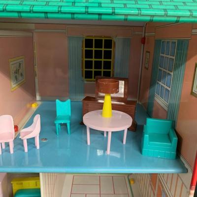 LOT 134R: Vintage Wolverine Tin Toy Dollhouse w/Dolls & Furniture