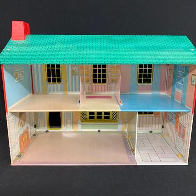 LOT 134R: Vintage Wolverine Tin Toy Dollhouse w/Dolls & Furniture
