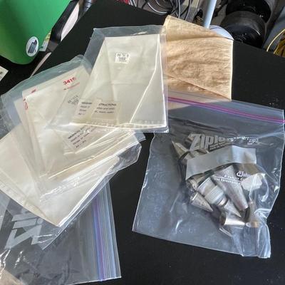 Commercial Cake Decorating Bags with Multiple Tips