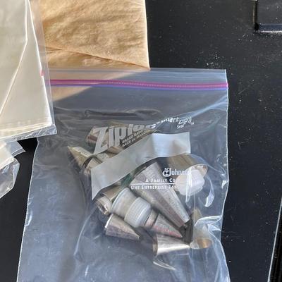 Commercial Cake Decorating Bags with Multiple Tips