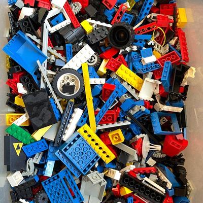 Lot 254 Tub of Legos !!