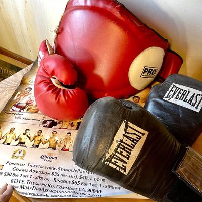 Lot 256 Boxing Equipment 2 Sets Gloves Everlast Belt
