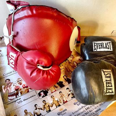 Lot 256 Boxing Equipment 2 Sets Gloves Everlast Belt