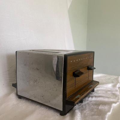 AvantÃ© Toaster (Left) Retro Farberware Toaster (Right) (LR-AW)