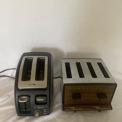 AvantÃ© Toaster (Left) Retro Farberware Toaster (Right) (LR-AW)