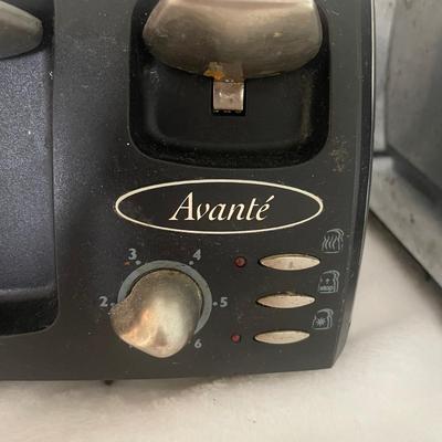 AvantÃ© Toaster (Left) Retro Farberware Toaster (Right) (LR-AW)