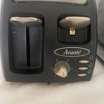 AvantÃ© Toaster (Left) Retro Farberware Toaster (Right) (LR-AW)