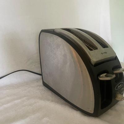 AvantÃ© Toaster (Left) Retro Farberware Toaster (Right) (LR-AW)