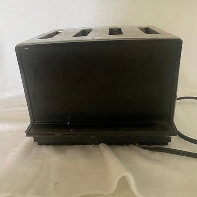 AvantÃ© Toaster (Left) Retro Farberware Toaster (Right) (LR-AW)