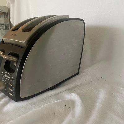 AvantÃ© Toaster (Left) Retro Farberware Toaster (Right) (LR-AW)