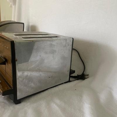 AvantÃ© Toaster (Left) Retro Farberware Toaster (Right) (LR-AW)