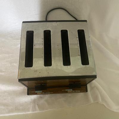 AvantÃ© Toaster (Left) Retro Farberware Toaster (Right) (LR-AW)