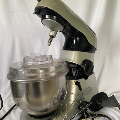 Cooks Mixing Bowl and Three Mixers  (FR-EJ)