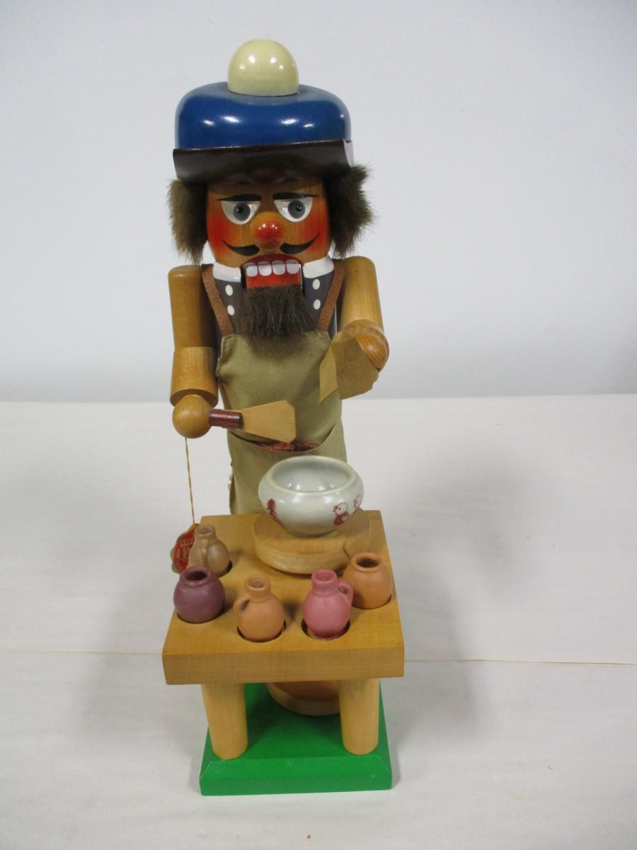 Steinbach Volkunst aus Hohenhameln Potter Nutcracker
