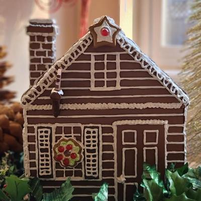 Colonial Gingerbread House - Traditions by Byer's Choice Ltd