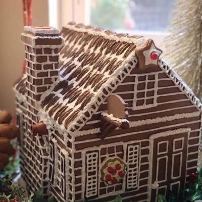 Colonial Gingerbread House - Traditions by Byer's Choice Ltd