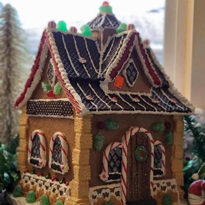 Spearment Holly Manor - Tradition by Byer's Choice Ltd