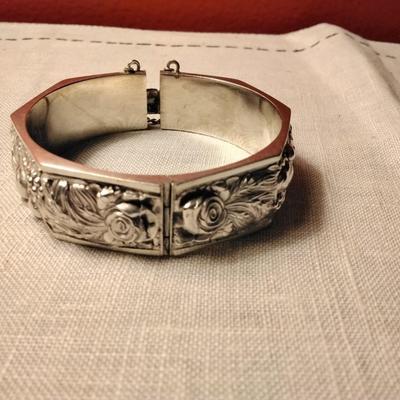 VERY RARE!! ROSAS DE PORTUGAL Silver Repousse Roses and Fruit Bangle Bracelet Circa 1940