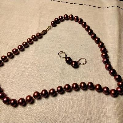 19" Cranberry Pearl Necklace and Pearl Earrings Both 14 Gold Clasps