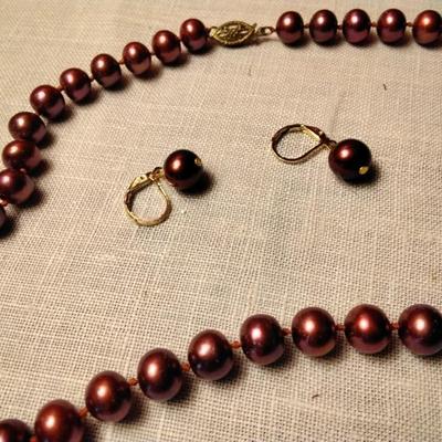 19" Cranberry Pearl Necklace and Pearl Earrings Both 14 Gold Clasps