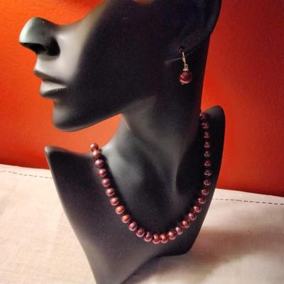 19" Cranberry Pearl Necklace and Pearl Earrings Both 14 Gold Clasps