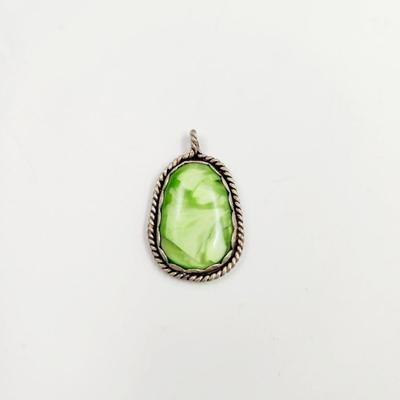 BEAUTIFUL SILVER & GREEN STONE PENDANT