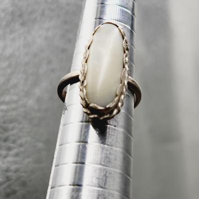 925 SILVER & MOTHER OF PEARL RING SIZE 6