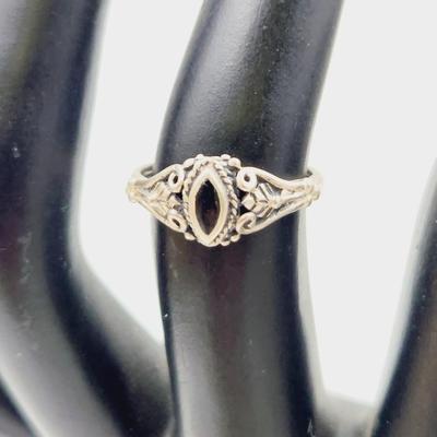 925 STERLING & BLACK STONE RING SIZE 4.5