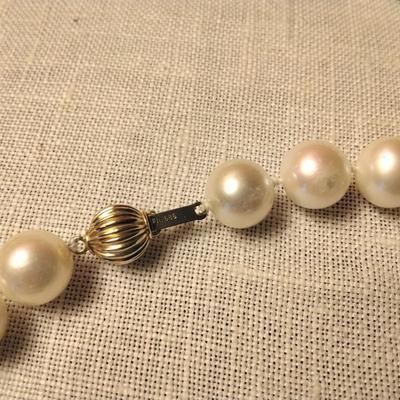 Beautiful 18" White Pearls With 14K Gold Clasp