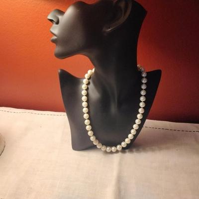 Beautiful 18" White Pearls With 14K Gold Clasp