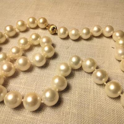 Beautiful 18" White Pearls With 14K Gold Clasp