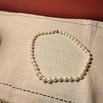 Beautiful 18" White Pearls With 14K Gold Clasp