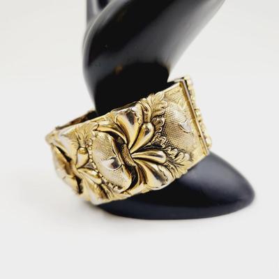 BEAUTIFUL GOLD TONED HINGED DECORATED BRACELET