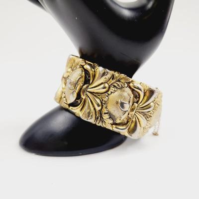 BEAUTIFUL GOLD TONED HINGED DECORATED BRACELET