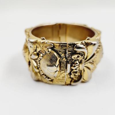 BEAUTIFUL GOLD TONED HINGED DECORATED BRACELET